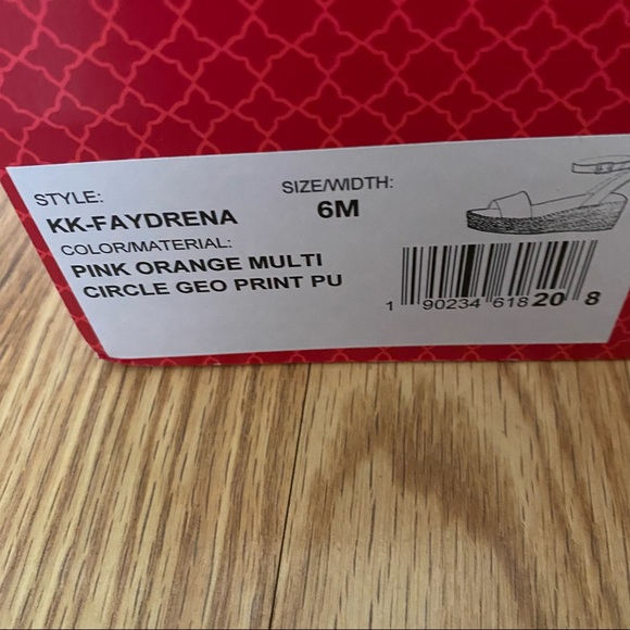 Kelly & Katie Sandal - Picture 8 of 8